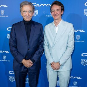 Exclusif - Bernard Arnault, Pdg de LVMH et Frédéric Arnault, CEO de Tag Heuer - Tag Heuer et Porsche fêtent les 50 ans de leur collaboration autour de la mythique Carrera RS 2.7 place Vendôme à Paris le 5 octobre 2022.

© Olivier Borde / Bestimage