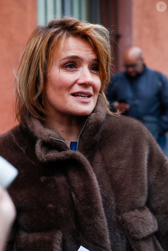 et y était retourné en 2021 jusqu'en 2023 pour présenter Le Dej' Info de 12h à 14h du lundi au vendredi.

Exclusif - Pascale de La Tour du Pin - Arrivées au plateau de la dernière émission "Touche pas à mon poste" (TPMP) diffusée en direct sur C8 avant la fermeture de la chaine le 28 février, à Paris, France, le 27 février 2025. © Christophe Clovis/Bestimage