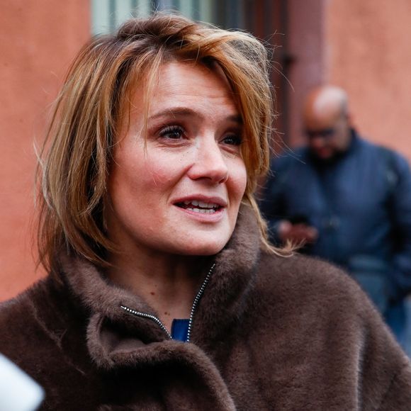 et y était retourné en 2021 jusqu'en 2023 pour présenter Le Dej' Info de 12h à 14h du lundi au vendredi.

Exclusif - Pascale de La Tour du Pin - Arrivées au plateau de la dernière émission "Touche pas à mon poste" (TPMP) diffusée en direct sur C8 avant la fermeture de la chaine le 28 février, à Paris, France, le 27 février 2025. © Christophe Clovis/Bestimage
