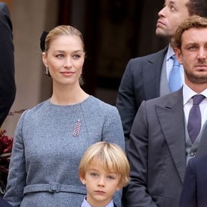 Pierre Casiraghi, Charlotte Casiraghi et ses enfants Raphaël Elmaleh,  Balthazar Rassam - La famille princière monégasque dans la cour d'honneur du palais lors de la la fête nationale à Monaco le 19 novembre 2025. © Dominique Jacovides - Bruno Bebert / Bestimage