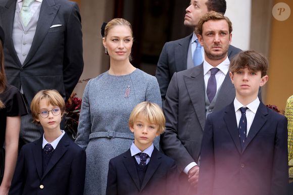 Pierre Casiraghi, Charlotte Casiraghi et ses enfants Raphaël Elmaleh,  Balthazar Rassam - La famille princière monégasque dans la cour d'honneur du palais lors de la la fête nationale à Monaco le 19 novembre 2025. © Dominique Jacovides - Bruno Bebert / Bestimage