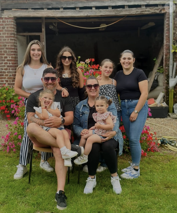 Et d'ajouter : "J’ai vécu deux avortements. Deux décisions déchirantes, qui m’ont laissée profondément marquée, surtout la dernière". 

La Famille Lécossais de "Familles nombreuses, la vie en XXL" sur Instagram