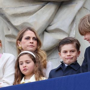 La princesse Madeleine de Suède, La princesse Leonore de Suède, Adrienne célèbrent l'anniversaire de Gustaf de Suède lors d'une parade militaire et en faisant une apparition au balcon du palais royal de Stockholm avec sa famille le 30 avril 2025.   © Dana Press/Bestimage