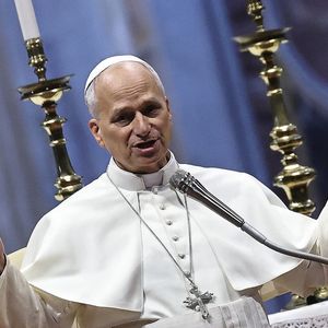 Pour l'occasion, de nombreux artistes se produiront dans l'enceinte du Stade de France le vendredi 25 septembre 2026

Le pape Léon XIV lors de l'audience générale hebdomadaire à la basilique Saint-Pierre au Vatican, le 26 août 2026. © Evandro Inetti/ZUMA Press Wire/Bestimage