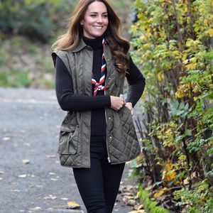 Scout elle-même, elle encourage les familles à inscrire leurs enfants. 

Le prince William, duc de Cambridge et Catherine (Kate) Middleton, duchesse de Cambridge célèbrent la campagne des scouts "Promise To The Planet" à Londres le 1er novembre 2021.
Backgrid UK/ Bestimage
