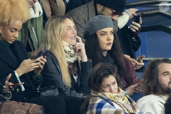 Présente au Parc des Princes à Paris, Hoshi n'était pas seule Hoshi avec une amie dans les tribunes du match de football de qualification pour la coupe du monde 2026 opposant la France à Azerbaïdjan (3-0) au Parc des Princes à Paris, France. © Cyril Moreau/Bestimage
