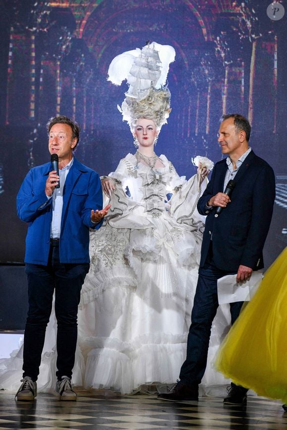 Stephane Bern et Yves Delhommeau, directeur du musée Grevin, présentent la nouvelle statue de Marie-Antoinette du musée Grevin lors du défilé Julien Fournie Haute Couture Automne/Hiver 2024-2025 dans le cadre de la semaine de la mode de Paris, le 25 juin 2024 à Paris, France. Photo par Shootpix/ABACAPRESS.COM