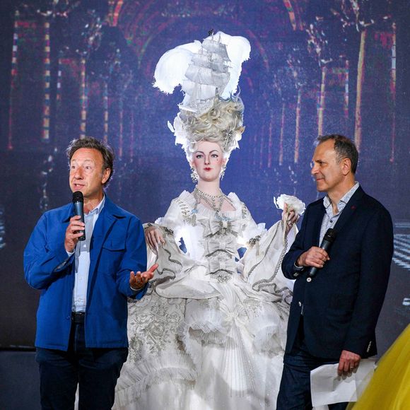 Stephane Bern et Yves Delhommeau, directeur du musée Grevin, présentent la nouvelle statue de Marie-Antoinette du musée Grevin lors du défilé Julien Fournie Haute Couture Automne/Hiver 2024-2025 dans le cadre de la semaine de la mode de Paris, le 25 juin 2024 à Paris, France. Photo par Shootpix/ABACAPRESS.COM