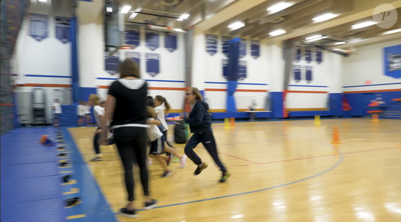 Parmi les anciens élèves célèbres figurent les enfants de Madonna mais aussi Dominique de Villepin qui y a étudié.

Le lycée Français de New-York attire de nombreux élèves chaque année. Capture d'écran Youtube
