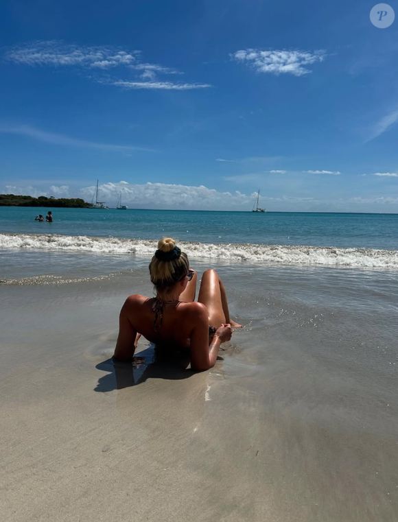 Kelly Vedovelli en vacances