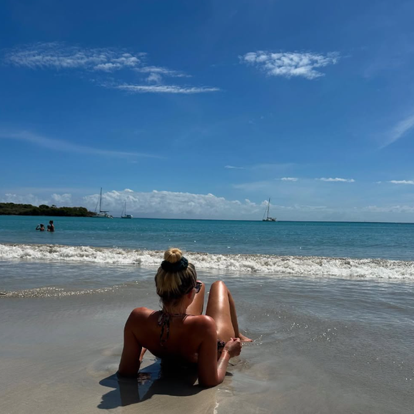 Kelly Vedovelli en vacances