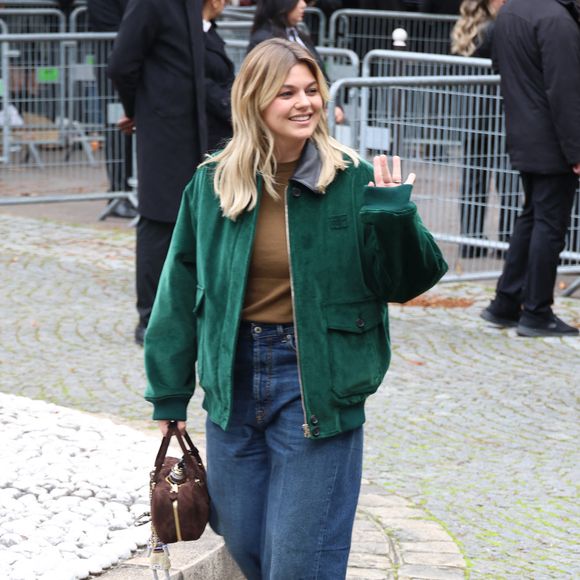 "Elle m’a hyper rassurée en me disant que genre une mère qui te dit qu’elle n’a jamais crié sur son enfant c’est une mytho."

Louane aux arrivées du défilé Miu Miu Collection Femme Prêt-à-Porter Printemps/Eté 2026 lors de la Fashion Week de Paris (PFW), au Conseil Économique, social et environnemental, Palais d'lena, à Paris, France, le 6 octobre 2025. © Denis Guignebourg / Bestimage
