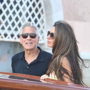 Tous deux participent à la 82e édition de la Mostra de Venise.

George Clooney et sa femme Amal Clooney arrivent à Venise avant le 82e Festival international du film de Venise - Italie, mardi 26 août 2025.
Backgrid UK/ Bestimage