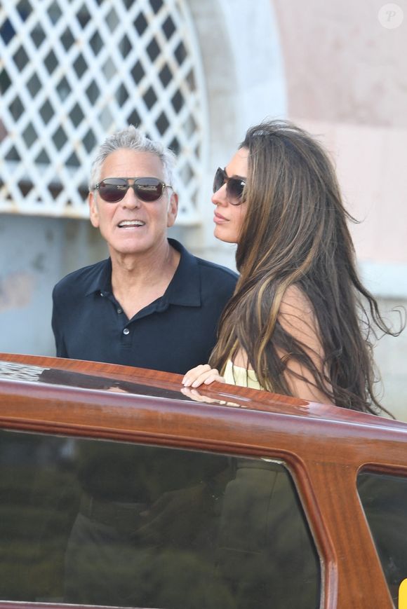Tous deux participent à la 82e édition de la Mostra de Venise.

George Clooney et sa femme Amal Clooney arrivent à Venise avant le 82e Festival international du film de Venise - Italie, mardi 26 août 2025.
Backgrid UK/ Bestimage