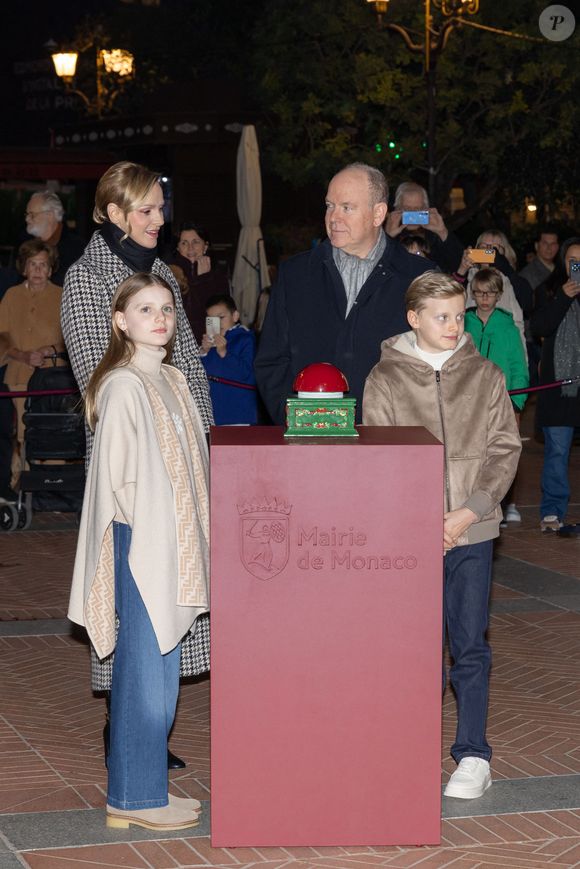 Le prince Albert II de Monaco, La princesse Charlène de Monaco, Le prince Jacques de Monaco, marquis des Baux, La princesse Gabriella de Monaco, comtesse de Carladès - La famille princière de Monaco lors du lancement des illuminations de Noël organisées par la municipalité de Monaco sur la Place d'Armes le 27 novembre 2025.
© Olivier Huitel / Pool / Bestimage