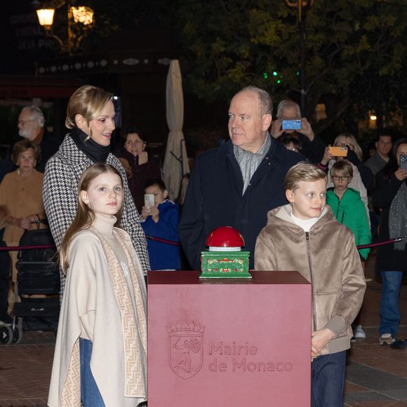 Le prince Albert II de Monaco, La princesse Charlène de Monaco, Le prince Jacques de Monaco, marquis des Baux, La princesse Gabriella de Monaco, comtesse de Carladès - La famille princière de Monaco lors du lancement des illuminations de Noël organisées par la municipalité de Monaco sur la Place d'Armes le 27 novembre 2025.
© Olivier Huitel / Pool / Bestimage