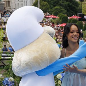 La chanteuse Robyn Rihanna Fenty pose avec la Schtroumpfette lors de la première mondiale du nouveau film 'De Smurfen/ Les Schtroumpfs, le 28 juin 2025 à Bruxelles, Belgique. Photo by ABACAPRESS.COM