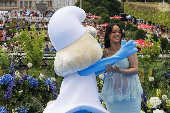 La chanteuse Robyn Rihanna Fenty pose avec la Schtroumpfette lors de la première mondiale du nouveau film 'De Smurfen/ Les Schtroumpfs, le 28 juin 2025 à Bruxelles, Belgique. Photo by ABACAPRESS.COM