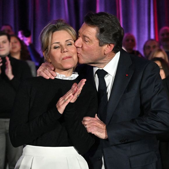 Christian Estrosi, le maire de Nice, accompagné de sa femme la journaliste et chroniqueuse de télé, Laura Tenoudji, a participé à la réunion de rentrée des Amis du Maire organisé dans la salle de spectacle du Palais de la Méditerranée à Nice, le 20 janvier 2023.
Dans une salle comble, la maire de Nice, a, dans un premier temps, répondu aux questions du public puis s'est lancé dans un discours afin de présenter aux sympatisants de l'association des Amis du Maire, ses objectifs pour 2025. Juste avant les hymnes, il a fait une véritable déclaration d'amour à Laura, racontant qu'elle l'avait changé, qu'elle lui avait ouvert de nouveaux horizons... © Bruno Bebert/Bestimage