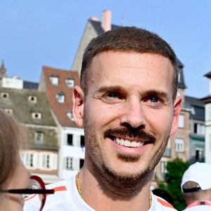 Le chanteur Matt Pokora assiste au relais de la flamme olympique à Strasbourg, dans le nord-est de la France, le 26 juin 2024. Photo par Nicolas Roses/ABACAPRESS.COM