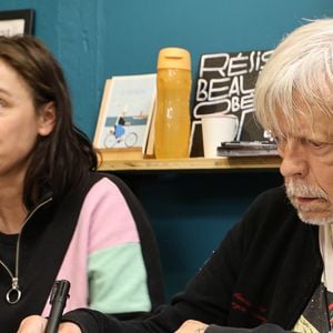 Exclusif - Le chanteur Renaud (Séchan) en dédicace à l'occasion de la sortie de "Renaud le livre" signé Erwan L'Eléouet et préfacé par sa fille Lolita Séchan, à la Libraire bordelaise Les 400 Coups de P.Poutou à Bordeaux, France, le 28 mars 2026. © Fabien Cottereau/Bestimage