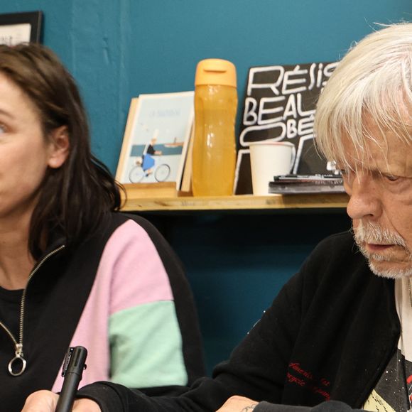 Exclusif - Le chanteur Renaud (Séchan) en dédicace à l'occasion de la sortie de "Renaud le livre" signé Erwan L'Eléouet et préfacé par sa fille Lolita Séchan, à la Libraire bordelaise Les 400 Coups de P.Poutou à Bordeaux, France, le 28 mars 2026. © Fabien Cottereau/Bestimage