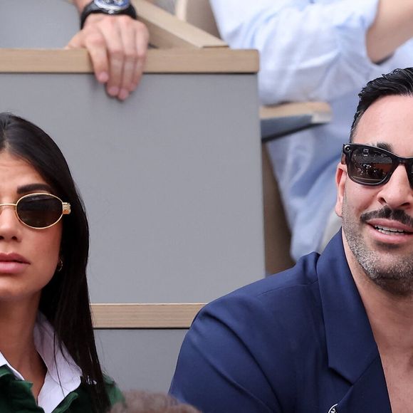 En couple avec Louana Franco, Adil Rami reste fidèle au pilier numéro un de sa vie : celle qui l'a élevé. 

Adil Rami et sa compagne Louana Franco dans les tribunes lors des Internationaux de France de Tennis de Roland Garros 2025. Paris, le 1er Juin 2025. 
Photo par Dominique Jacovides/Bestimage