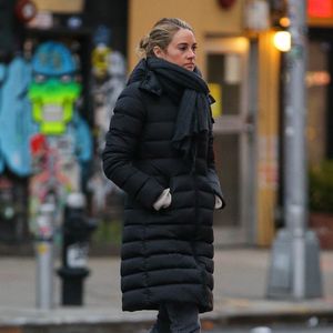 Exclusif - Shailene Woodley aperçue seule dans les rues de New York, le 7 avril 2022, un mois après avoir rompu ses fiançailles avec A.Rodgers. Depuis lors, l'actrice a été vue avec son ex-fiancé à plusieurs reprises, notamment au mariage d'un ami commun le 19 mars 2022. Backgrid USA / Bestimage