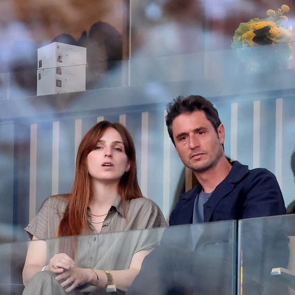 Alison Wheeler et Jérémie Elkaïm dans les tribunes (night session) lors des Internationaux de France de Tennis de Roland Garros 2025 à Paris. , le 31 mai 2025 à Paris. 
© Dominique Jacovides / Bestimage