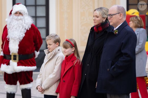 En effet, en raison de ses nombreux voyages, il lui arrive de ne pas les voir pendant plusieurs jours… 

Le prince Albert II de Monaco et la princesse Charlène de Monaco, Le prince Jacques de Monaco, marquis des Baux, La princesse Gabriella de Monaco, comtesse de Carladès - La famille princière de Monaco offre les traditionnels cadeaux de Noël aux enfants monégasques dans la Cour du Palais Princier, le 18 décembre 2024. 
© Olivier Huitel / Pool Monaco / Bestimage
