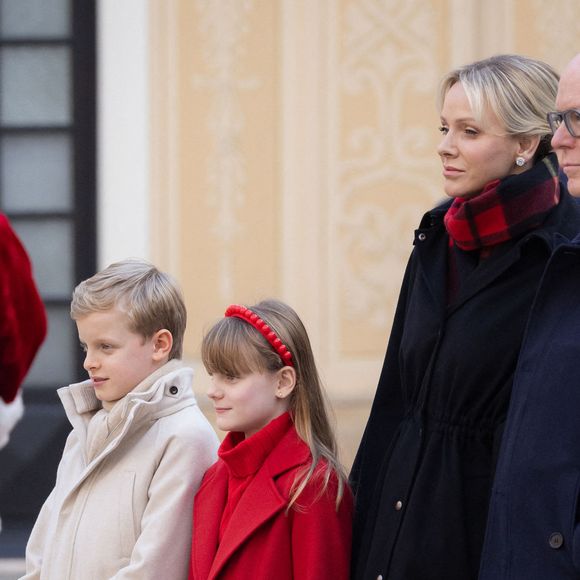 En effet, en raison de ses nombreux voyages, il lui arrive de ne pas les voir pendant plusieurs jours… 

Le prince Albert II de Monaco et la princesse Charlène de Monaco, Le prince Jacques de Monaco, marquis des Baux, La princesse Gabriella de Monaco, comtesse de Carladès - La famille princière de Monaco offre les traditionnels cadeaux de Noël aux enfants monégasques dans la Cour du Palais Princier, le 18 décembre 2024. 
© Olivier Huitel / Pool Monaco / Bestimage