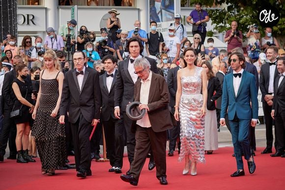 Angele, Ron Mael, Russel Mael, Adam Driver, Leos Carax, Marion Cotillard et Simon Helberg - Montée des marches du film « Annette » lors de la cérémonie d'ouverture du 74ème Festival International du Film de Cannes. Le 6 juillet 2021
© Borde-Jacovides-Moreau / Bestimage