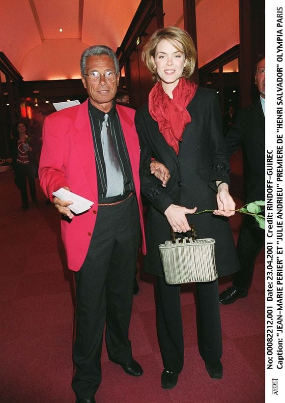 Avant de se marier avec le père de ses enfants en 2010, l'animatrice a fréquenté Jean-Marie Périer, de 34 ans son aîné

Jean-Marie Périer et Julie Andrieu à l'Olympia. © RINDOFF-GUIREC / BESTIMAGE