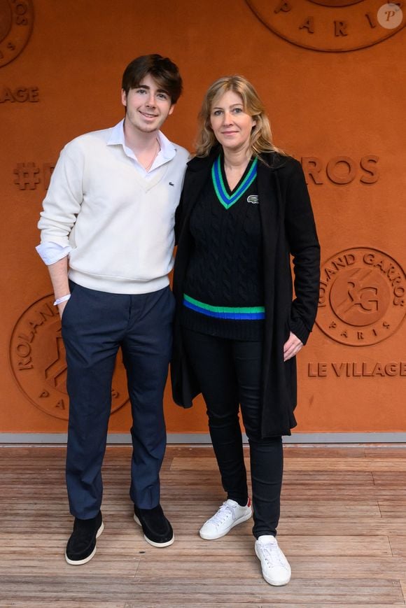 Les enfants que le chanteur a eus avec Amanda Sthers ont emprunté des voies très différentes...

Oscar Bruel et Amanda Sthers assistent aux Internationaux de France 2024 à Roland Garros le 31 mai 2024 à Paris, France. Photo par Laurent Zabulon/ABACAPRESS.COM