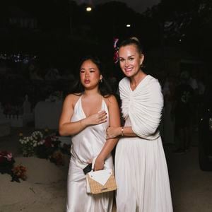 Exclusif -  Hommage de Laeticia Hallyday et de sa fille Joy à l'occasion du huitième anniversaire de la mort de Johnny Hallyday au cimetière de Lorient sur l'île de Saint-Barthélemy, Antilles françaises, France, le 5 décembre 2025. © Sam Delpech/Bestimage