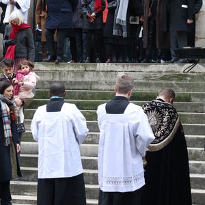 Gabriele Laborde et sa famille lors de la cérémonie des obsèques de Catherine Laborde à l'église Saint-Roch à Paris, France, le 6 février 2025. L'emblématique présentatrice météo de TF1 est décédée le 28 janvier 2025 à l'âge de 73 ans, des suites d'une démence à corps de Lewy, une maladie neurodégénérative dont Catherine Laborde souffrait depuis 2014. Photo par Jerome Domine/ABACAPRESS.COM
