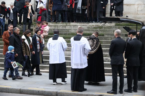 Gabriele Laborde et sa famille lors de la cérémonie des obsèques de Catherine Laborde à l'église Saint-Roch à Paris, France, le 6 février 2025. L'emblématique présentatrice météo de TF1 est décédée le 28 janvier 2025 à l'âge de 73 ans, des suites d'une démence à corps de Lewy, une maladie neurodégénérative dont Catherine Laborde souffrait depuis 2014. Photo par Jerome Domine/ABACAPRESS.COM