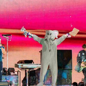 Le groupe Coldplay est vu sur scène avec un membre du public vêtu d'un costume d'éléphant alors qu'il se produit au stade de Wembley, à Londres, au Royaume-Uni, le 22 août 2025. Coldplay a joué la première soirée de sa tournée mondiale Music of The Spheres World Tour au Wembley Stadium de Londres, dans le cadre d'une tournée de 10 dates qui a battu tous les records. Photo par Bonnie Britain/SOPA Images/SPUS/ABACAPRESS.COM