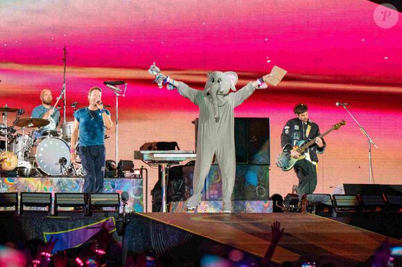 Le groupe Coldplay est vu sur scène avec un membre du public vêtu d'un costume d'éléphant alors qu'il se produit au stade de Wembley, à Londres, au Royaume-Uni, le 22 août 2025. Coldplay a joué la première soirée de sa tournée mondiale Music of The Spheres World Tour au Wembley Stadium de Londres, dans le cadre d'une tournée de 10 dates qui a battu tous les records. Photo par Bonnie Britain/SOPA Images/SPUS/ABACAPRESS.COM