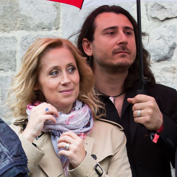 En 2023, "Le Journal de Montréal" a annoncé que la chanteuse de 55 ans avait vendu cette propriété de Bromont pour la somme de 2,3 millions de dollars (environ 2 ,2 millions d'euros). 

Lara Fabian et son mari Gabriel Di Giorgio assistent à la ducasse de Mons