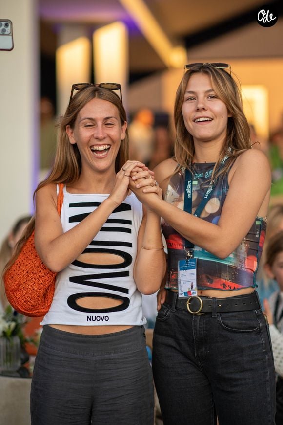 Après le théâtre et la photographie, elle retrouve aujourd’hui la musique aux côtés de son père.

Yasmine Lavoine et une amie dans l'Espace VIP lors de la 9ème édition du "Longines Paris Eiffel Jumping" au Champ de Mars à Paris, France, le 24 juin 2024. © Perusseau-Veeren/Bestimage