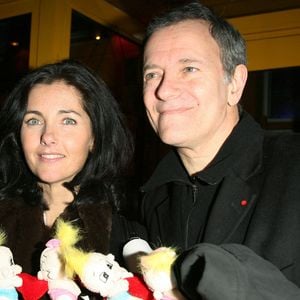 L'acteur français Francis Huster et son épouse Cristiana Reali lors d'une soirée pour annoncer une journée spéciale avant la Foire du Trone, au profit de la "Fondation Alfred Fournier", au Banana Café, à Paris le 19 mars 2007 

Photo par Denis Guignebourg/ABACAPRESS.COM