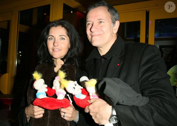 L'acteur français Francis Huster et son épouse Cristiana Reali lors d'une soirée pour annoncer une journée spéciale avant la Foire du Trone, au profit de la "Fondation Alfred Fournier", au Banana Café, à Paris le 19 mars 2007 

Photo par Denis Guignebourg/ABACAPRESS.COM