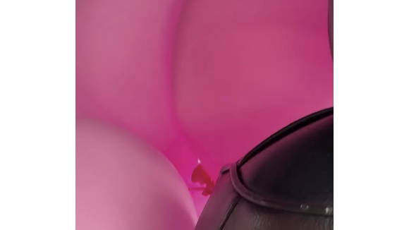 Comme le dévoile la maman, leur voiture était complètement remplie de ballons lors du trajet retour à la maison.

Pierre Niney et Natasha Andrews sur Instagram, Juin 2025