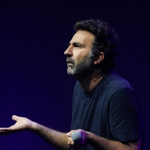 Avec humour, Madénian souligne la prouesse de Vianney : avoir réussi à dire à sa femme qu'il partait 9 mois en forêt pour construire une cabane... et qu'il comptait y rester !

Mathieu Madénian - " Rire pour Rêver " : la première soirée caritative de l'Association Princesse Margot au Casino de Paris le 29 septembre 2025.

© Anne-Sophie Guebey / Bestimage
