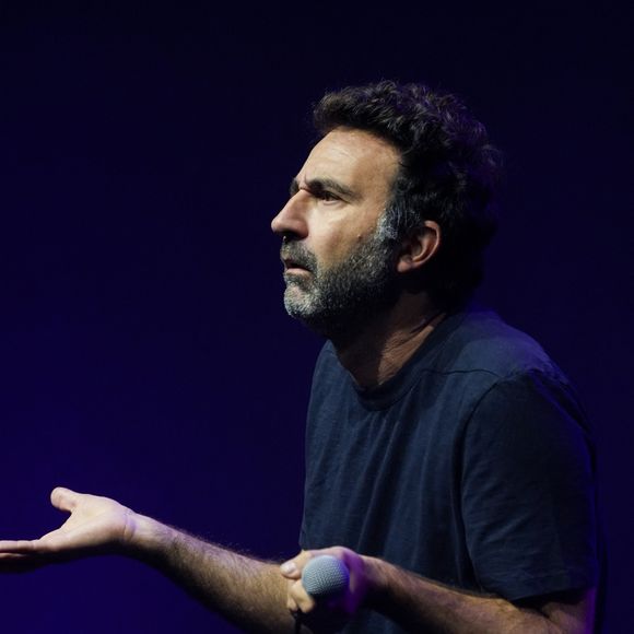 Avec humour, Madénian souligne la prouesse de Vianney : avoir réussi à dire à sa femme qu'il partait 9 mois en forêt pour construire une cabane... et qu'il comptait y rester !

Mathieu Madénian - " Rire pour Rêver " : la première soirée caritative de l'Association Princesse Margot au Casino de Paris le 29 septembre 2025.

© Anne-Sophie Guebey / Bestimage