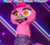 L'Autruche est l'un des 12 personnages de la saison 7 de "Mask Singer"
L'Autruche démasquée dans "Mask Singer 2025" par Chantal Ladesou et Laurent Ruquier. Il s'agit de Jeanfi Janssens.