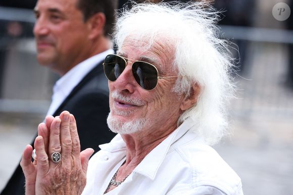 Hugues Aufray quittant les funérailles de Jean-Paul Belmondo tenues à l'église Saint-Germain-Des-Pres à Paris, France, le 10 septembre 2021. Le célèbre acteur français Jean-Paul Belmondo est décédé lundi 6 septembre à l'âge de 88 ans. Photo par Jerome Domine/ABACAPRESS.COM