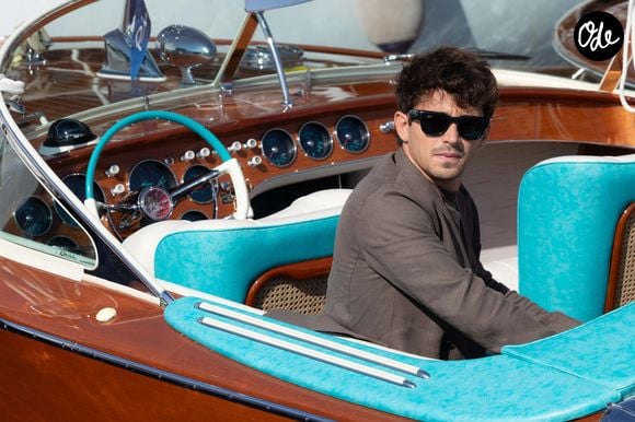 Le pilote monégasque développe également un univers bien à lui à travers sa boutique officielle, où il propose des vêtements et accessoires inspirés de son identité, de Monaco et de son quotidien.

Charles Leclerc, le pilote monégasque de F1 durant la XVIIe Monaco Classic Week à Monaco organisée par le Yacht Club de Monaco. 
 © Bruno Bebert / Bestimage