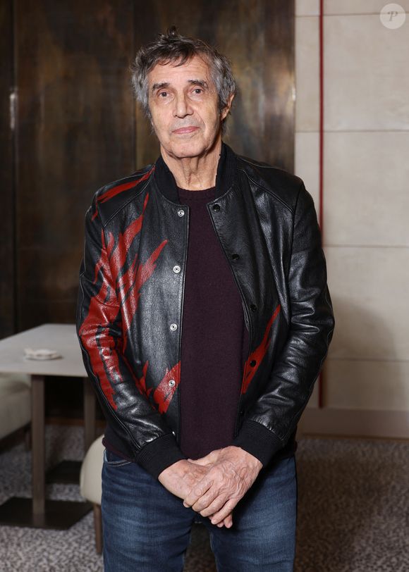 Julien Clerc lors de la nomination de Stéphane Bern comme Pape du Patrimoine lors de la Saint Clément au restaurant Alain Ducasse Baccarat, à Paris, France, le 20 novembre 2025. © Denis Guignebourg/Bestimage